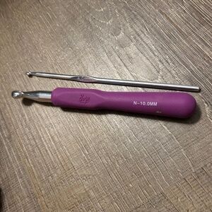 2 Crochet Knitting Hooks //NWT// 4.0mm-10.0mm